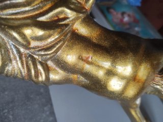 Cristo metálico dorado brillante