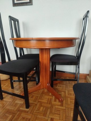 Mesa de comedor redonda con 4 sillas