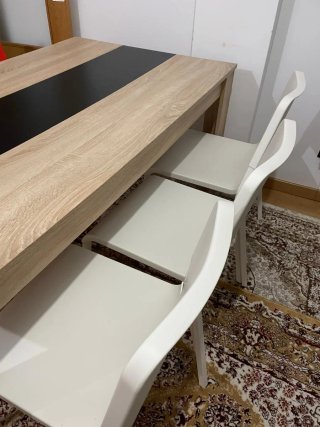 Mesa de comedor de madera