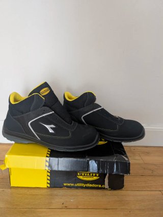 Botas de seguridad Diadora negras y amarillas
