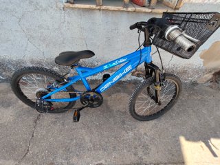 Bicicleta 20 azul con cambios y cesta
