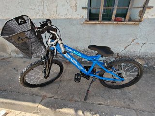Bicicleta 20 azul con cambios y cesta