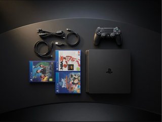 PS4 (PlayStation 4) Negra + 3 Juegos