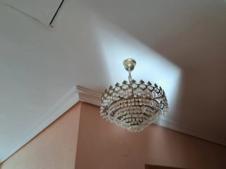 Lámpara de araña de cristal y metal