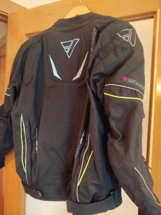 Chaqueta de moto negra con detalles