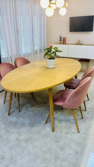 Mesa de comedor ovalada de madera