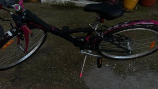 Bicicleta infantil negra y rosa