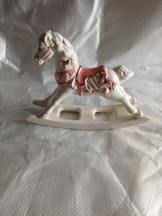 Caballito balancín de cerámica blanco y rosa