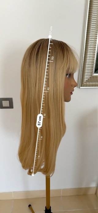 Peluca rubia con raíz oscura y flequillo