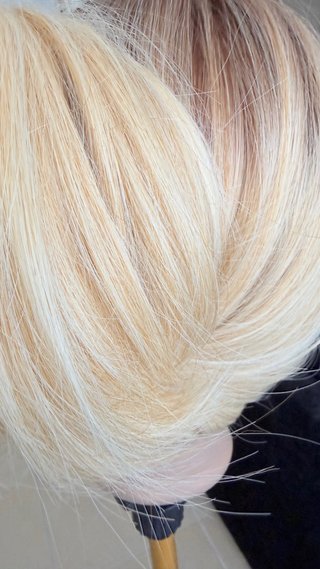 Peluca rubia con raíz oscura y flequillo