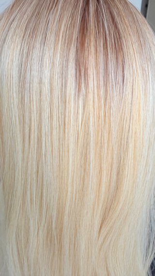 Peluca rubia con raíz oscura y flequillo