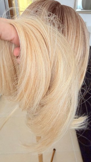 Peluca rubia con raíz oscura y flequillo