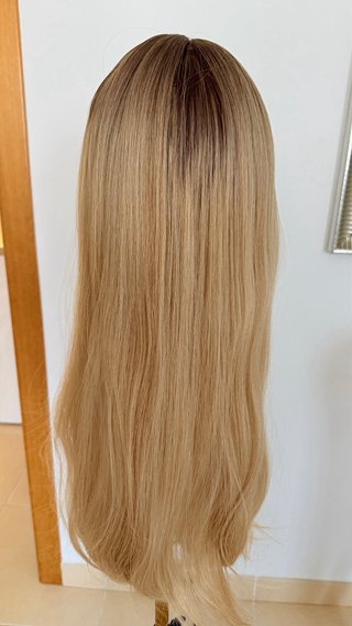 Peluca rubia con raíz oscura y flequillo