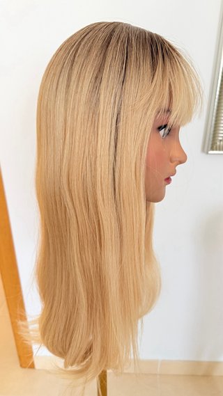Peluca rubia con raíz oscura y flequillo