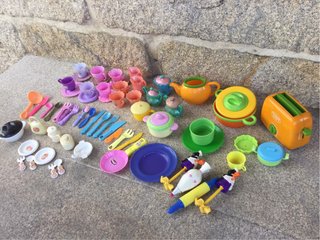 Juego de vajilla,tostador y tazas de juguete.