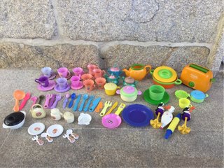 Juego de vajilla,tostador y tazas de juguete.