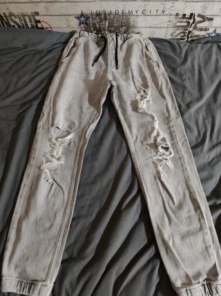 Pantalones vaqueros grises rasgados
