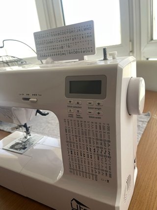 Máquina de coser Uten computarizada