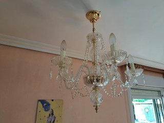 Lámpara de araña dorada y cristal