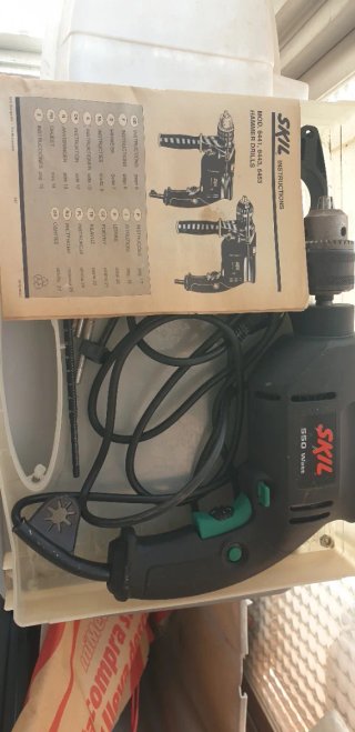 Taladro Skil 550W con accesorios