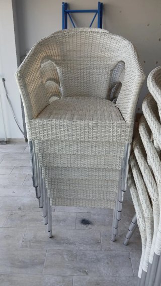 Poltrone impilabili in vimini. €10 ciascuna