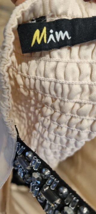 Abito elegante beige e nero con perline