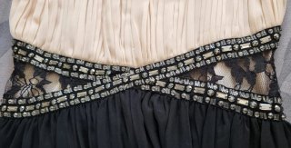 Abito elegante beige e nero con perline