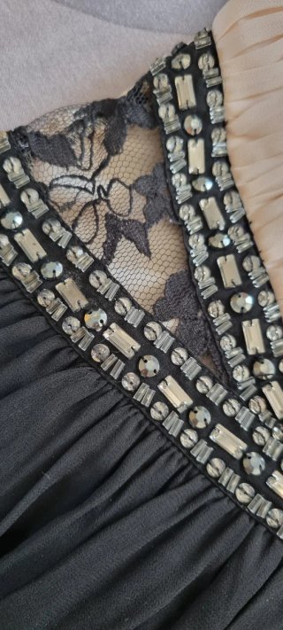 Abito elegante beige e nero con perline