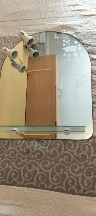 Espejo de baño con apliques y repisa