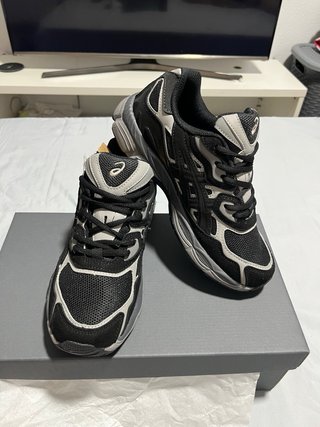 Asics Gel Negras con Gris