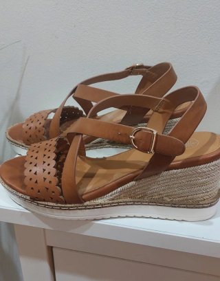 Sandalias marrones de cuña