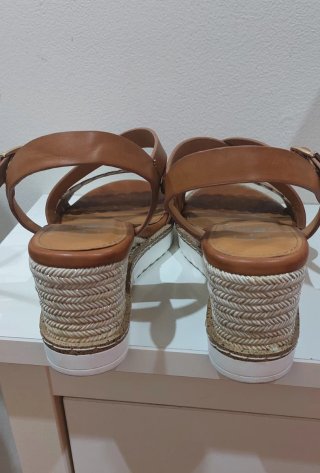 Sandalias marrones de cuña