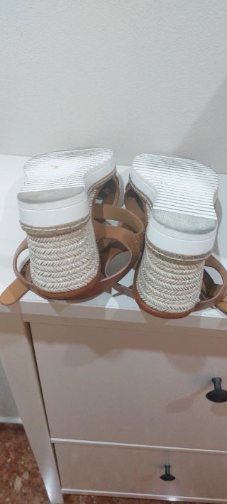 Sandalias marrones de cuña