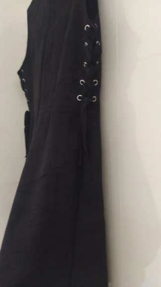 Vestido negro Mango con ojales, y tela de antelina