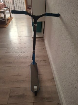 Patinete scooter azul y negro