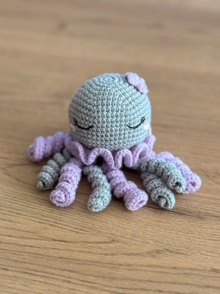 Pulpo Amigurumi sonajero Crochet Gris y Lila