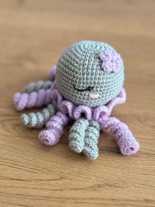 Pulpo Amigurumi sonajero Crochet Gris y Lila