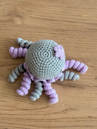 Pulpo Amigurumi sonajero Crochet Gris y Lila
