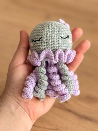 Pulpo Amigurumi sonajero Crochet Gris y Lila