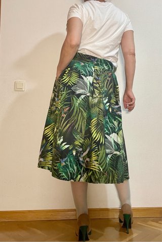 Falda midi tropical verde Stradivarius Talla S