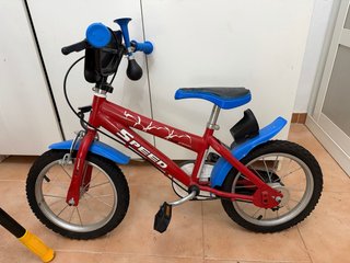 Bicicleta infantil roja y azul