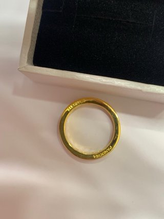 Anillo dorado con piedras cuadradas