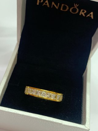 Anillo dorado con piedras cuadradas