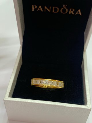 Anillo dorado con piedras cuadradas