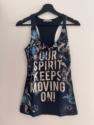 Camiseta tirantes azul con estampado floral