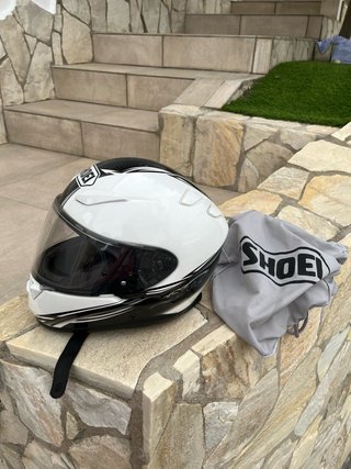Casco de moto SHOEI blanco y negro