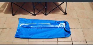 Silla doble azul con sombrilla