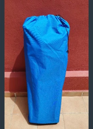 Silla doble azul con sombrilla
