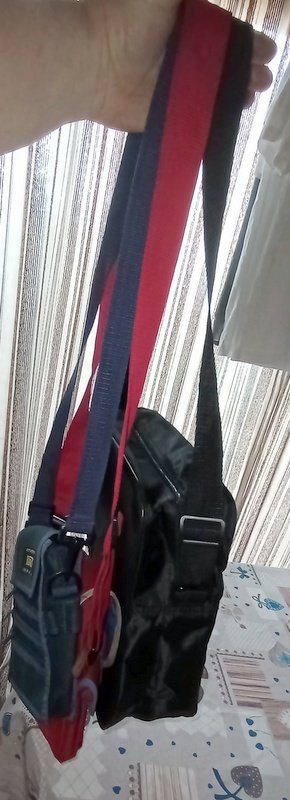 Tres bolsos bandolera (negro, rojo y azul)