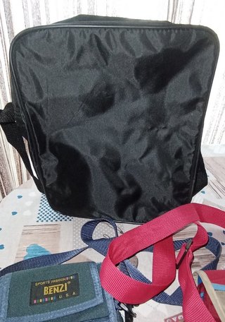 Tres bolsos bandolera (negro, rojo y azul)